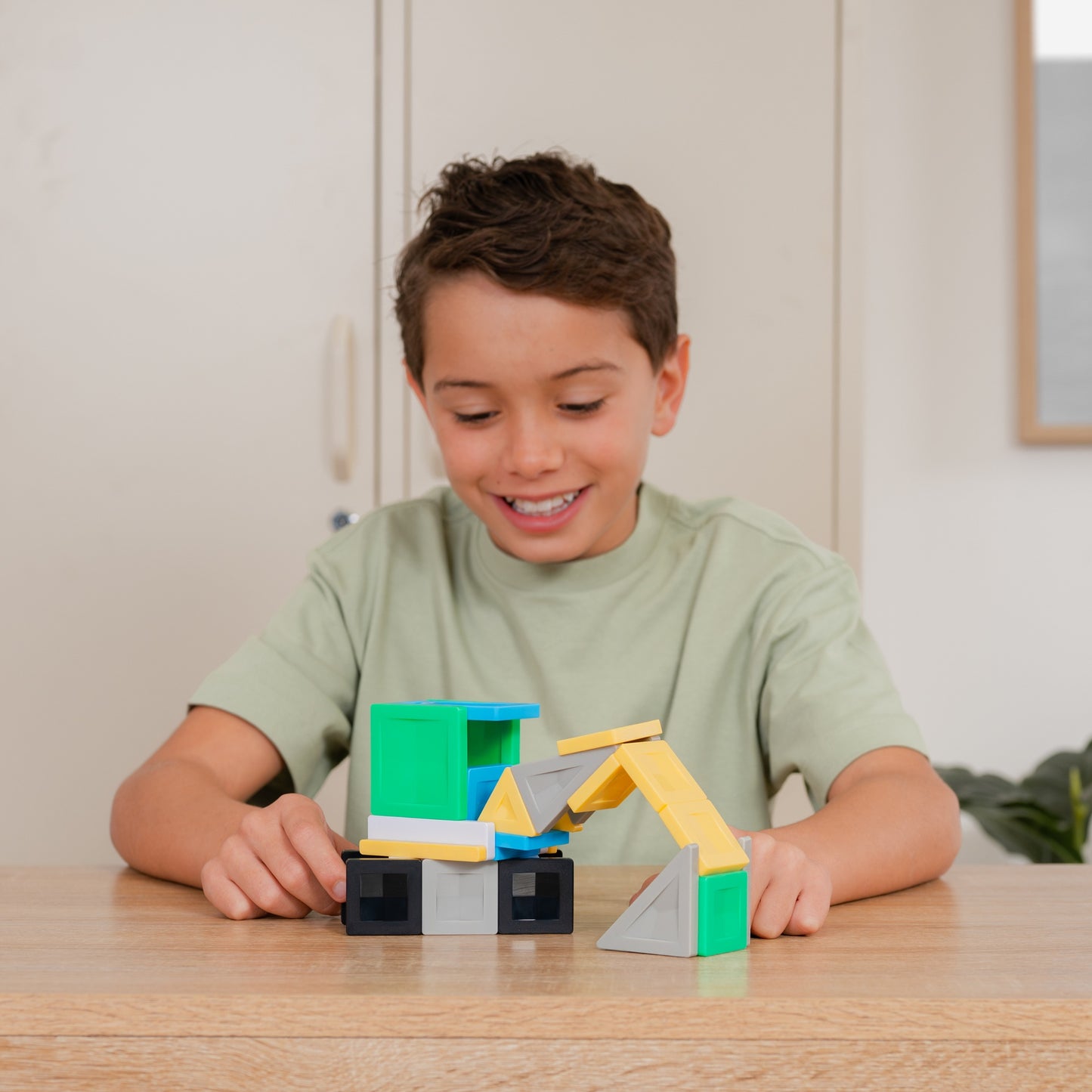 Colorful magnetic building blocks