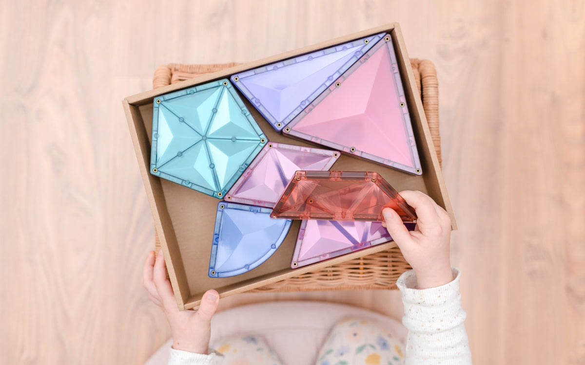 Colorful geometric mirrors in a box 